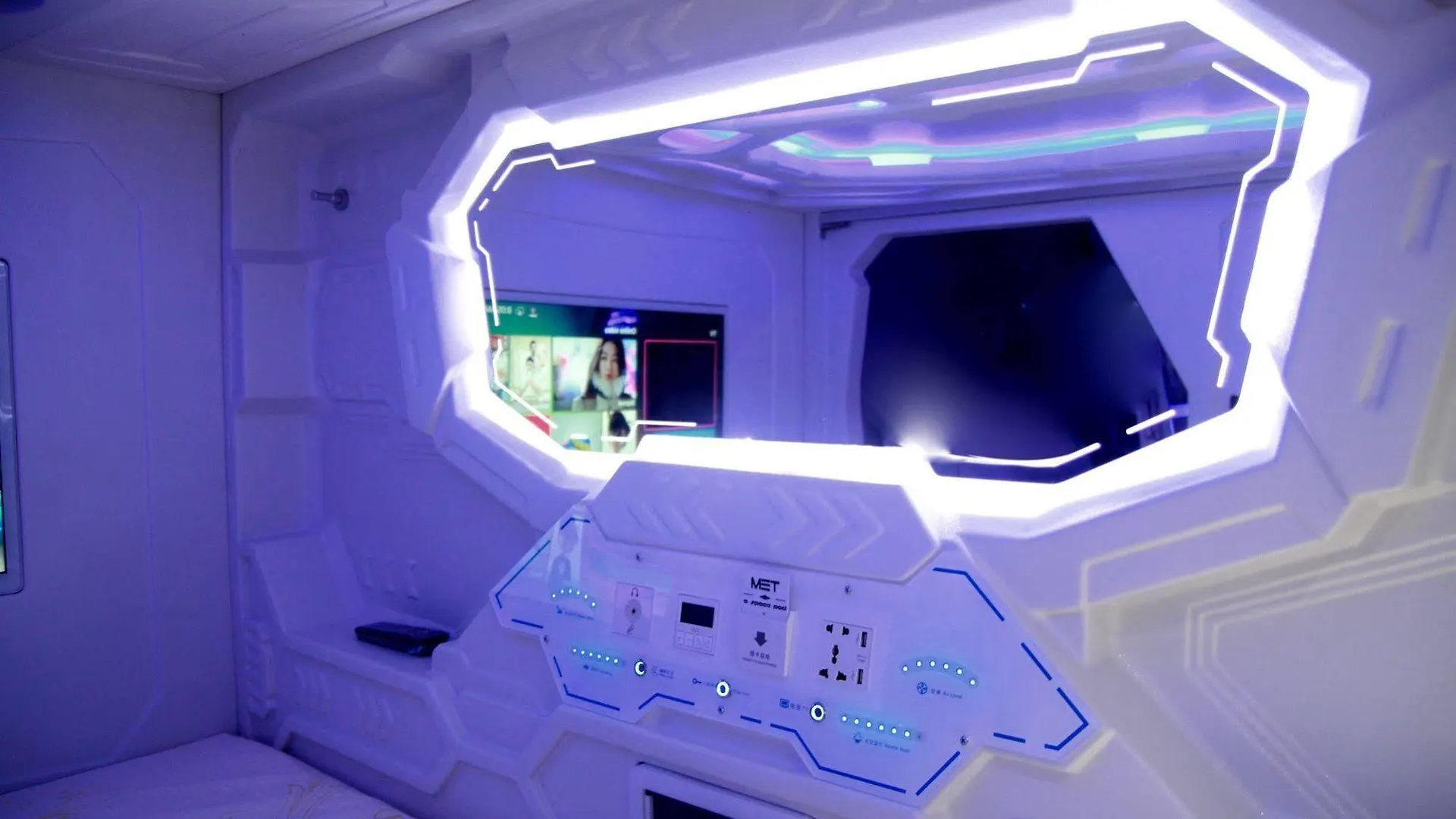 סינגפור Met A Space Pod @ Little India 2*,  סינגפור